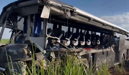 Ônibus que foi atingido por caminhão em rodovia no interior de SP. (Foto: Higor Gonçalves/Altaphoto/Estadão Conteúdo) Ônibus que foi atingido por caminhão em rodovia no interior de SP. (Foto: Higor Gonçalves/Altaphoto/Estadão Conteúdo)