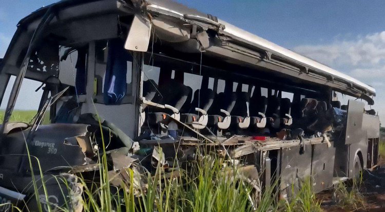 Ônibus que foi atingido por caminhão em rodovia no interior de SP.