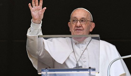 Papa Francisco fala a fiéis na Praça São Pedro, no Vaticano (Foto: Vatican Media/Divulgação via REUTERS)