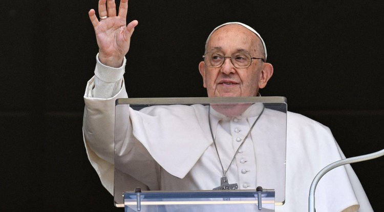 Papa Francisco fala a fiéis na Praça São Pedro, no Vaticano