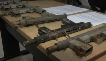 PM apreende espingardas e submetralhadoras fabricadas de forma artesanal em João Pessoa. (Foto: TV Cabo Branco/Reprodução) PM apreende espingardas e submetralhadoras fabricadas de forma artesanal em João Pessoa. (Foto: TV Cabo Branco/Reprodução)