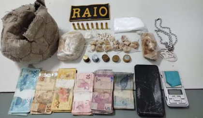 Polícia encontra pedras de crack escondidas dentro de bola de futebol. (Foto: Divulgação/SSPDS) Polícia encontra pedras de crack escondidas dentro de bola de futebol. (Foto: Divulgação/SSPDS)
