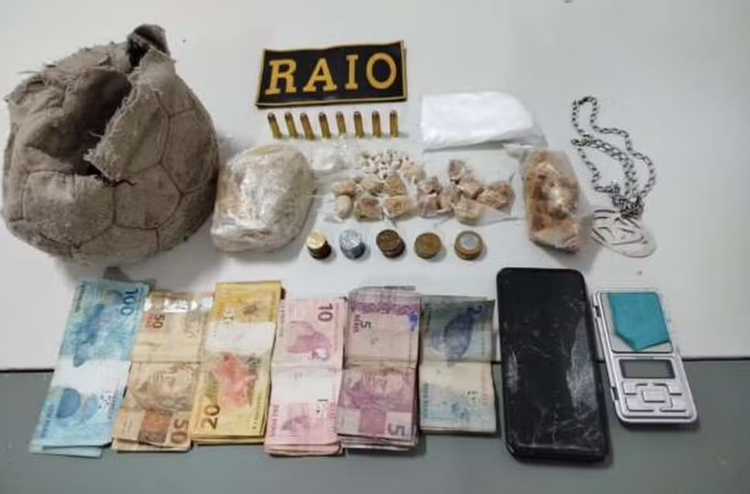 Polícia encontra pedras de crack escondidas dentro de bola de futebol.