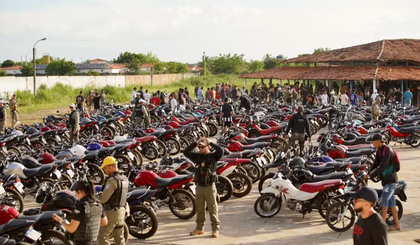 Polícia flagra adolescentes fazendo manobras e motos irregulares em evento de 'grau' em Campo Maior. (Foto: Divulgação/SSP)