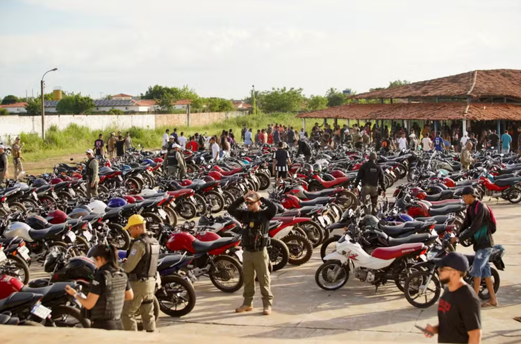 Polícia flagra adolescentes fazendo manobras e motos irregulares em evento de 'grau' em Campo Maior.