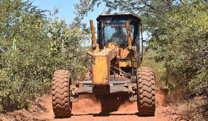 Prefeitura de Picos abre estradas vicinais e melhora acesso em áreas rurais (Foto: Ccom/PMP) Prefeitura de Picos abre estradas vicinais e melhora acesso em áreas rurais (Foto: Ccom/PMP)