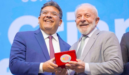 Presidente Lula entrega Selo Ouro à Rafael Fonteles por compromisso pela alfabetização infantil no Piauí. (Foto: Divulgação/Governo do Piauí)