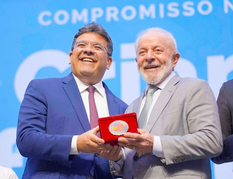 Presidente Lula entrega Selo Ouro à Rafael Fonteles por compromisso pela alfabetização infantil no Piauí.