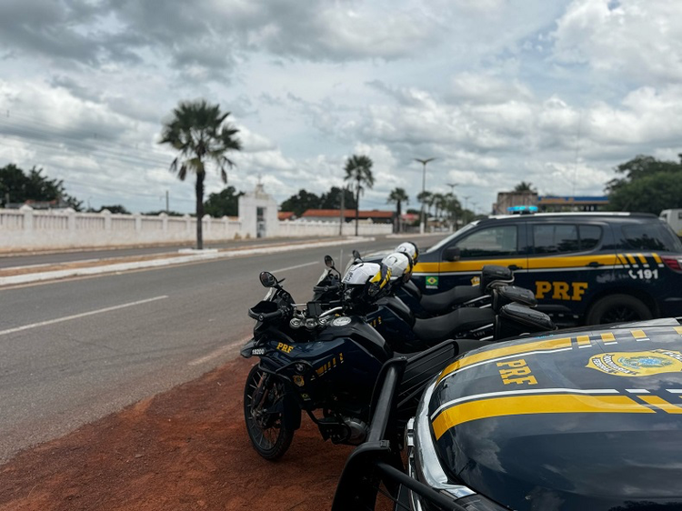 PRF fiscaliza 1.210 veículos no Piauí, reforçando segurança antes do Carnaval