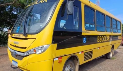 PRF flagra ônibus escolar do Ceará sendo utilizado no transporte de passageiros em Picos, no Piauí. (Foto: Divulgação/PRF)