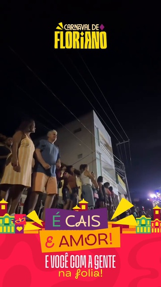 Publico esperando o trio passar