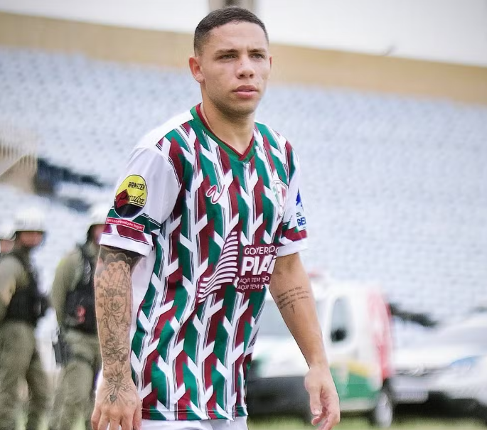 Rian sofreu uma ruptura no ligamento cruzado anterior (LCA) do joelho.