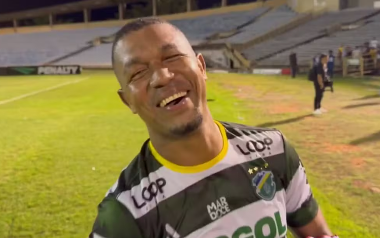 Rodrigão, atacante do Altos.