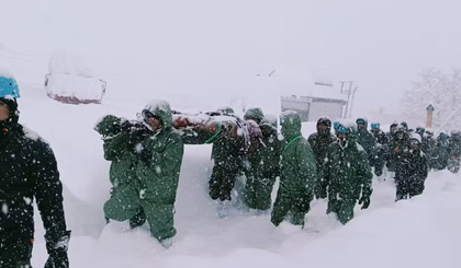 Segundo o Exército indiano, o resgate dos trabalhadores está sendo feitos sob forte nevasca e "pequenas avalanches" no local. (Foto: Exército da Índia) Segundo o Exército indiano, o resgate dos trabalhadores está sendo feitos sob forte nevasca e "pequenas avalanches" no local. (Foto: Exército da Índia)