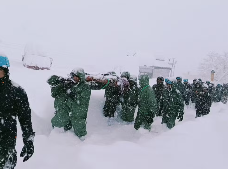 Segundo o Exército indiano, o resgate dos trabalhadores está sendo feitos sob forte nevasca e "pequenas avalanches" no local.