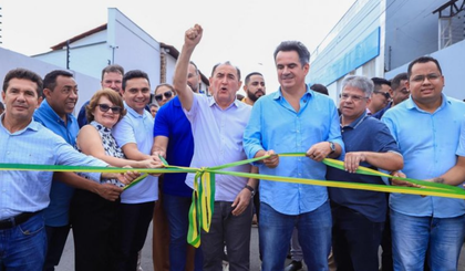 Solenidade marca inauguração da pavimentação asfáltica das ruas Defala Attem e Elias Oka, em Floriano. (Foto: Divulgação/Prefeitura de Floriano)