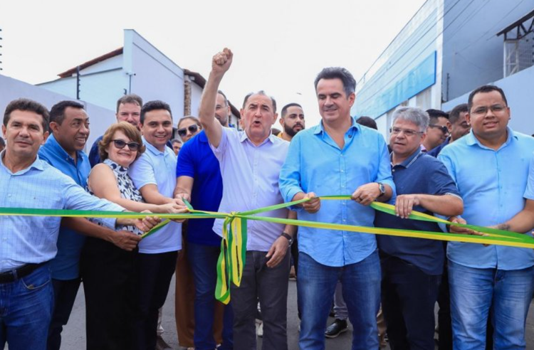 Solenidade marca inauguração da pavimentação asfáltica das ruas Defala Attem e Elias Oka, em Floriano.