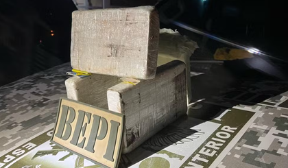 Suspeitos são presos com tabletes de cocaína em mochila. Dupla tentou descartar droga ao serem flagrados pelos policiais. (Foto: Bepi)
