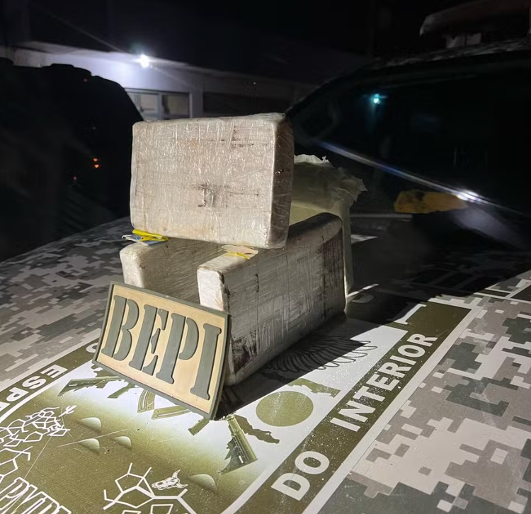 Suspeitos são presos com tabletes de cocaína em mochila. Dupla tentou descartar droga ao serem flagrados pelos policiais.