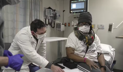Towana Looney está saudável há dois meses após o transplante, e o resultado traz esperança para milhares de pacientes. (Foto: Shelby Lum/AP) Towana Looney está saudável há dois meses após o transplante, e o resultado traz esperança para milhares de pacientes. (Foto: Shelby Lum/AP)