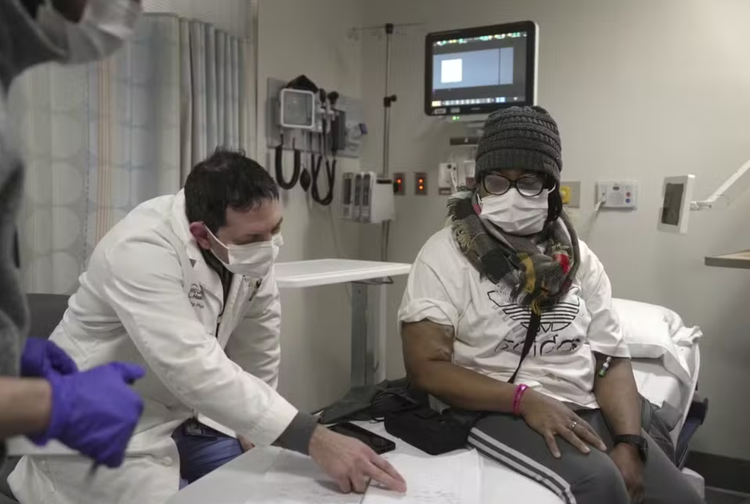 Towana Looney está saudável há dois meses após o transplante, e o resultado traz esperança para milhares de pacientes.
