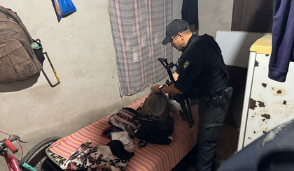 Vítima foi morta por casal em moto enquanto esperava amigo na calçada (Foto: Ascom / SSP-PI) Vítima foi morta por casal em moto enquanto esperava amigo na calçada (Foto: Ascom / SSP-PI)