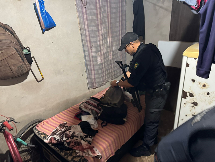 Vítima foi morta por casal em moto enquanto esperava amigo na calçada