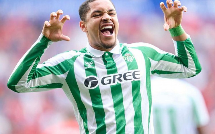 Vitor Roque defende o Betis