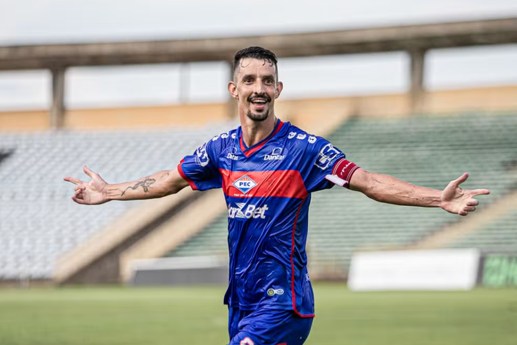 Zizu comemora primeiro gol pelo Piauí.