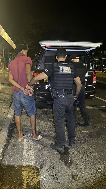 Abordagem na Praça da Bandeira resulta na captura de suspeito com mandado de prisão em aberto.