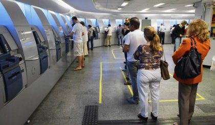 Agências bancárias em todo país reabrem a partir do meio-dia (Foto: Arquivo/Agência O Globo) Agências bancárias em todo país reabrem a partir do meio-dia (Foto: Arquivo/Agência O Globo)