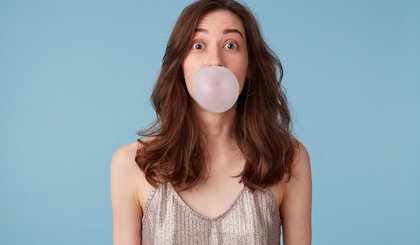 Chiclete faz mal? Estudo indica liberação de microplásticos (Foto: Freepik) Chiclete faz mal? Estudo indica liberação de microplásticos (Foto: Freepik)