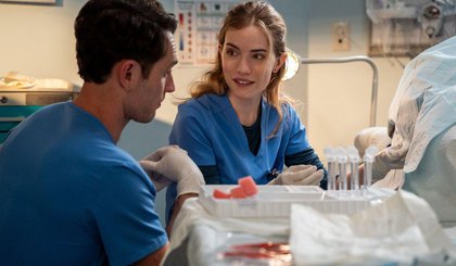 Colin Woodell como Xander Phillips e Willa Fitzgerald como Danny Simms em episódio de "Pulso"• Jeff Neumann/Netflix (Foto: • Jeff Neumann/Netflix)