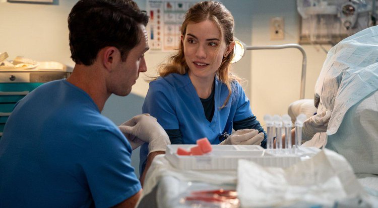 Colin Woodell como Xander Phillips e Willa Fitzgerald como Danny Simms em episódio de "Pulso"• Jeff Neumann/Netflix