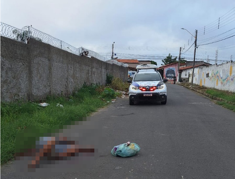 Corpo estava em via pública próximo a escolas; polícia suspeita de homicídio.