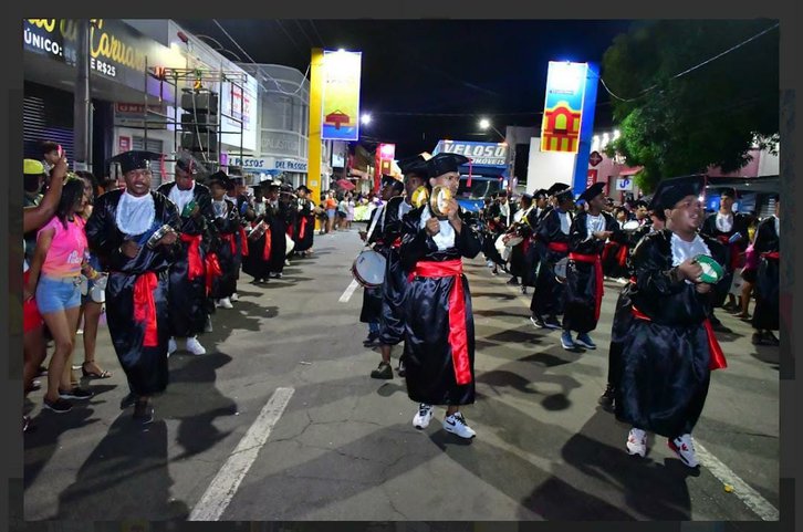 Desfile da Os Caipiras aconteceu na terça-feira (04).