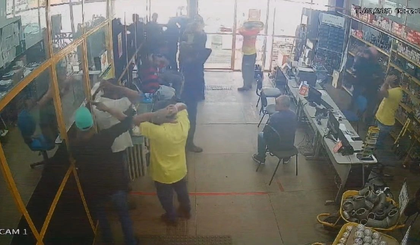 Dois homens armados assaltam loja e rendem funcionários e clientes (Foto: Reprodução) Dois homens armados assaltam loja e rendem funcionários e clientes (Foto: Reprodução)