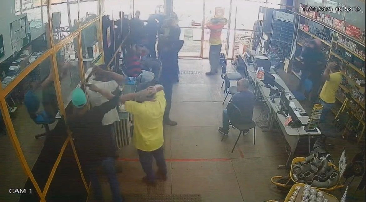 Dois homens armados assaltam loja e rendem funcionários e clientes