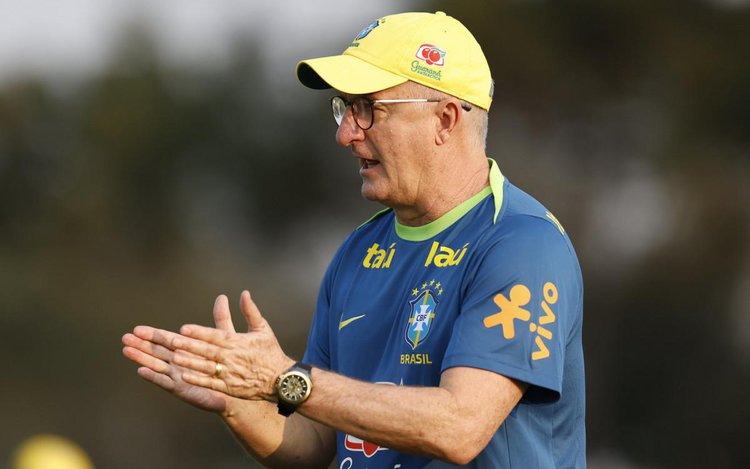Dorival Júnior em ação durante treino da seleção brasileira