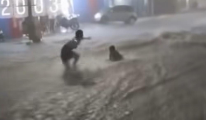 Duas vítimas são resgatadas por popular no bairro Promorar, zona Sul. (Foto: Reprodução) Duas vítimas são resgatadas por popular no bairro Promorar, zona Sul. (Foto: Reprodução)