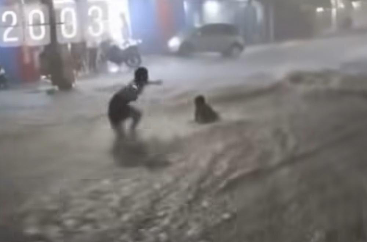 Duas vítimas são resgatadas por popular no bairro Promorar, zona Sul.