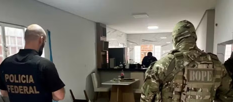 Durante a operação foram cumpridos quatro mandados judiciais expedidos pela 5ª Vara Federal Criminal do Piauí, dois de prisão temporária e dois de busca e apreensão.