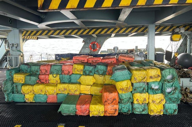 Embarcação tribulada por brasileiros levava quase 7 toneladas de cocaína para Europa.• Defesa Nacional de Portugal no X
