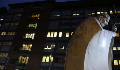 Estátua do falecido Papa João Paulo II e do Hospital Gemelli, onde o Papa Francisco está internado para tratamento contínuo de pneumonia, em Roma, Itália.• Reprodução/Reuters (Foto: • Reprodução/Reuters) Estátua do falecido Papa João Paulo II e do Hospital Gemelli, onde o Papa Francisco está internado para tratamento contínuo de pneumonia, em Roma, Itália.• Reprodução/Reuters (Foto: • Reprodução/Reuters)
