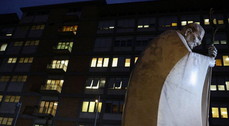Estátua do falecido Papa João Paulo II e do Hospital Gemelli, onde o Papa Francisco está internado para tratamento contínuo de pneumonia, em Roma, Itália.• Reprodução/Reuters