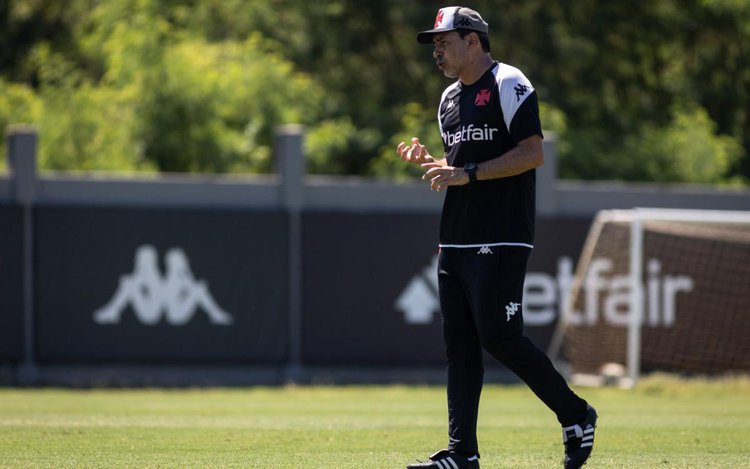 Fábio Carille em treino do Vasco