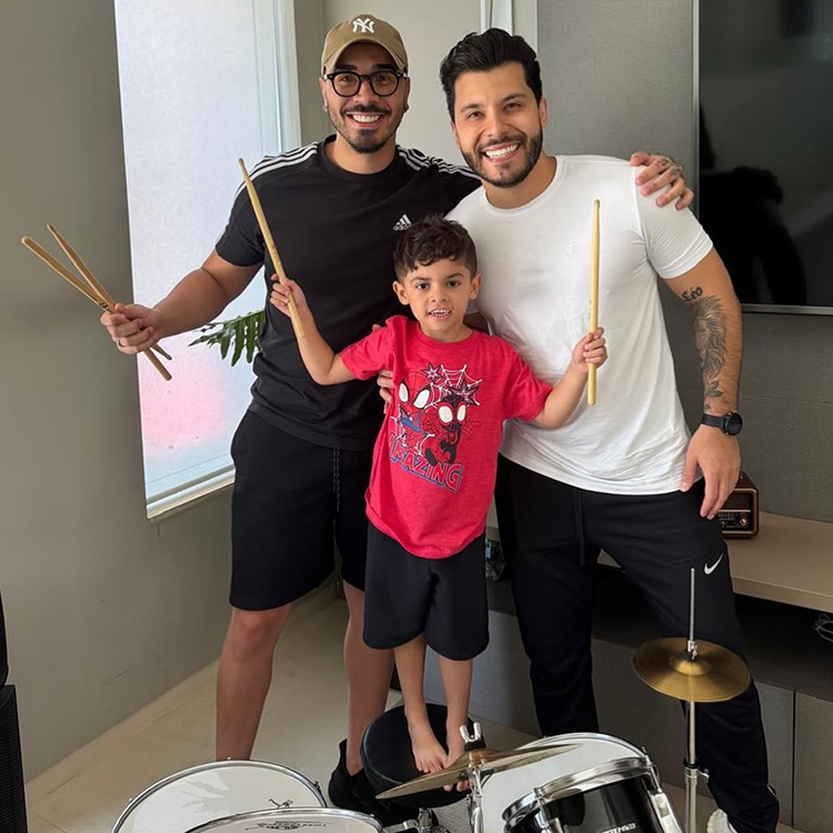 Fãs exaltam talento de Léo e se emocionam com o legado da mãe cantora