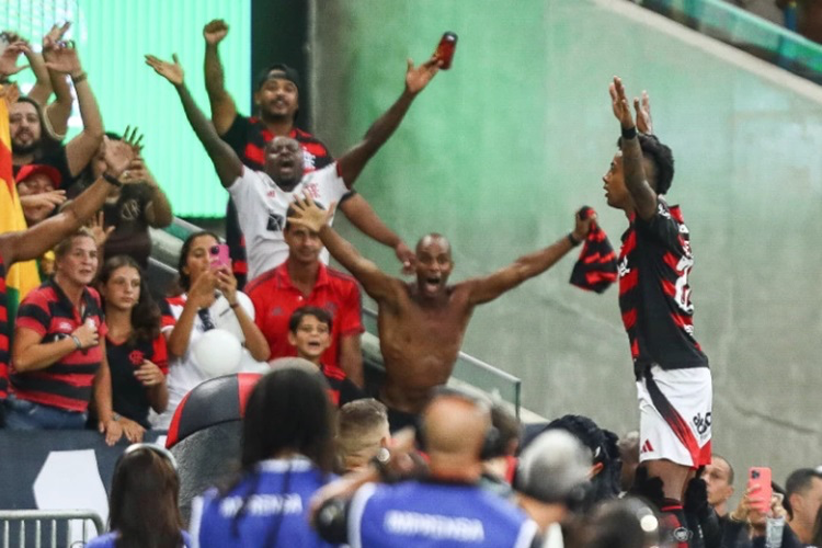 Flamengo vence o Vasco de virada por 2 a 1 e é o 1º finalista do Carioca.