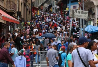 foto de uma multidão de pessoas na rua 25 de março | SBT