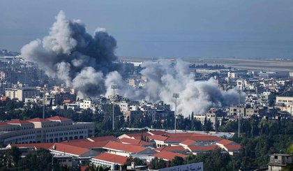 Fumaça pesada é vista durante ataque aéreo israelense no sul de Beirute, adjacente à pista do aeroporto internacional, em meio à guerra contínua entre Israel e o Hezbollah (Foto: IBRAHIM AMRO/ AFP/23-11-2024) Fumaça pesada é vista durante ataque aéreo israelense no sul de Beirute, adjacente à pista do aeroporto internacional, em meio à guerra contínua entre Israel e o Hezbollah (Foto: IBRAHIM AMRO/ AFP/23-11-2024)